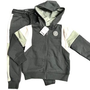 Next clothing co UK boys size 4-5 two piece fleece set.